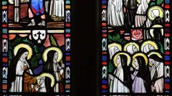 Una nella chiesa di Nostra Signora del Monte Carmelo a Norfolk che raffigura le martiri di Compiegne / Wikimedia Commons
