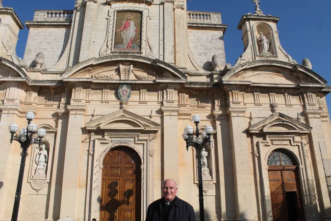 Padre Joseph Mizzi davanti alla Chiesa di San Paolo costruita sulla Grotta  |  | Mercedes De La Torre / Aci Group 