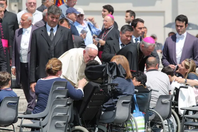 Papa Francesco saluta alcuni disabili |  | Martha Calderon, ACI Group