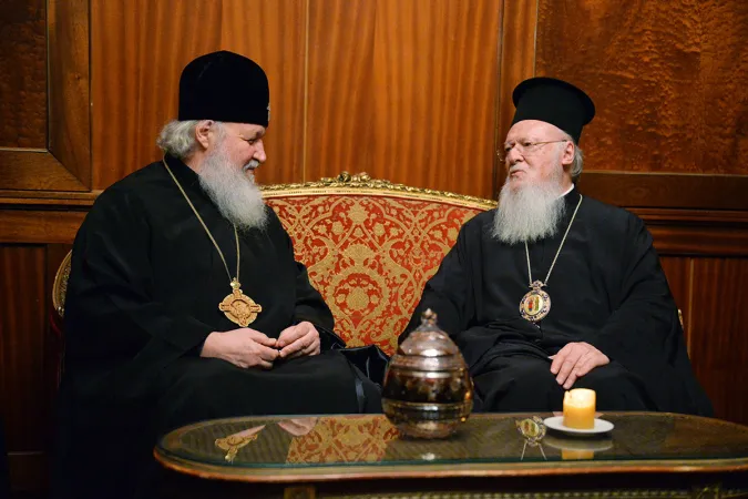 I Patriarchi Kirill (a sinistra) e Bartolomeo (a destra) durante un incontro del 2014 | mospat.ru