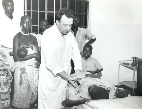 Padre Giuseppe Ambrosoli a Kalongo con dei pazienti. È stato beatificato il 20 novembre | Società Missioni Africane