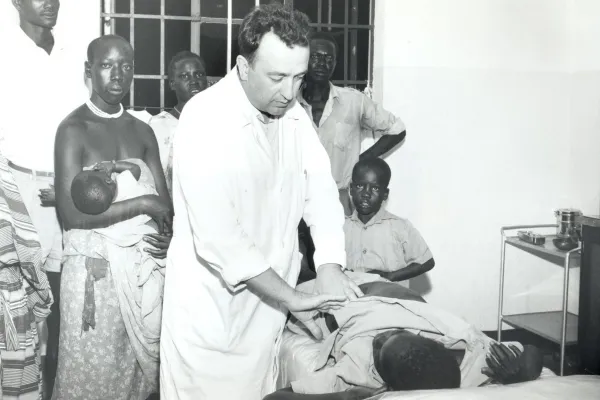 Padre Giuseppe Ambrosoli a Kalongo con dei pazienti. È stato beatificato il 20 novembre / Società Missioni Africane