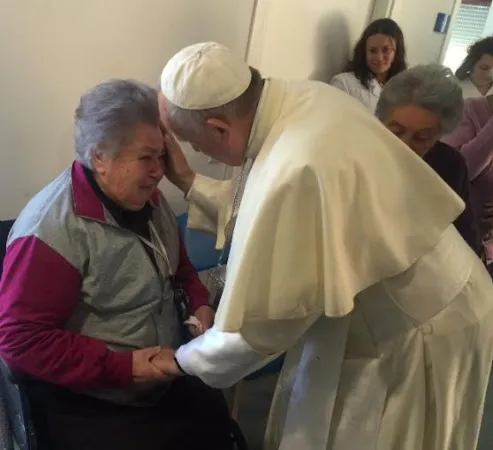 Il Papa con anziani sfollati |  | Greg Burke