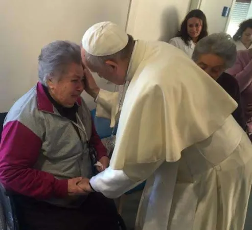 Il Papa con una anziana |  | Acistampa
