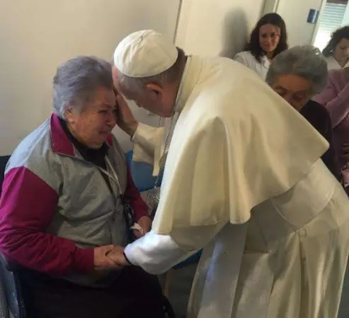 Papa Francesco durante uno dei suoi incontri con gli anziani | Archivio ACI