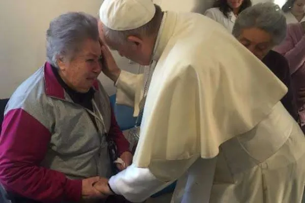 Papa Francesco durante uno dei suoi incontri con gli anziani / Archivio ACI