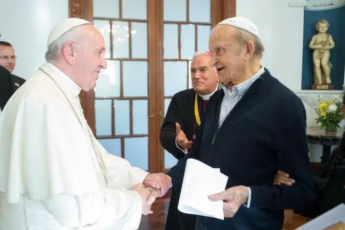 L'incontro di Papa Francesco con padre Ugo De Censi, durante il viaggio di Papa Francesco in Perù nel gennaio 2018 | Vatican Media / Chiesa di Milano
