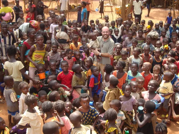 Padre Trinchero in mezzo ai bambini a Bangui |  | ACS