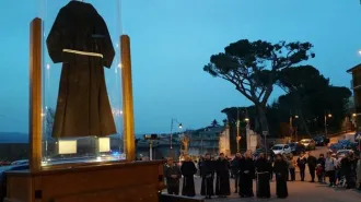 Padre Pio: l’abito delle stimmate arriva in Polonia
