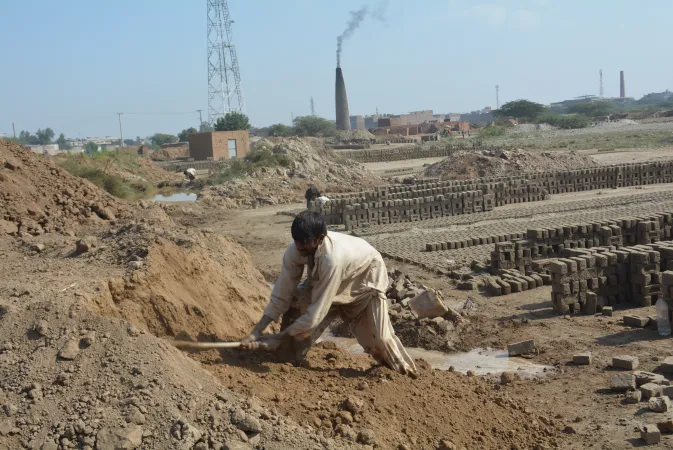 Uno dei lavoratori nelle fornaci di mattoni di Faisalabad, lì dove un generoso benefattore permetterà di costruire una chiesa | ACS Italia