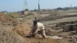 Uno dei lavoratori nelle fornaci di mattoni di Faisalabad, lì dove un generoso benefattore permetterà di costruire una chiesa / ACS Italia