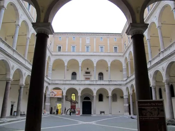 Il cortile del Palazzo della Cancelleria, dove ha sede il Tribunale della Rota Romana | Wikimedia Commons