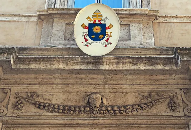 Ingresso di Palazzo Maffei Marescotti, sede dell'Opera Romana Pellegrinaggi | Wikimedia Commons