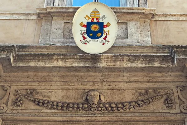 Ingresso di Palazzo Maffei Marescotti, sede dell'Opera Romana Pellegrinaggi / Wikimedia Commons