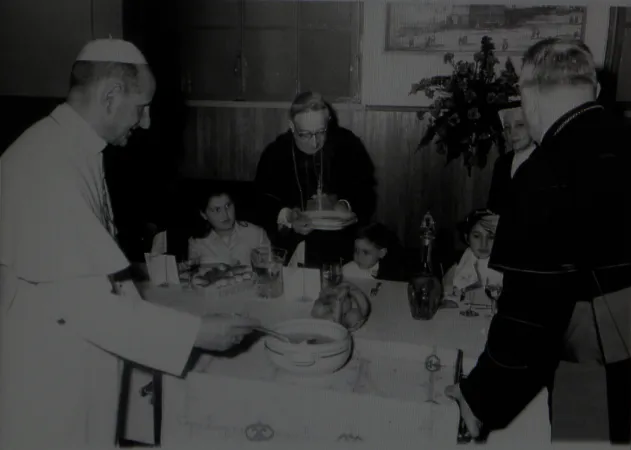 Un foto di archivio: Paolo VI al Dispensario di Santa Marta  |  | Dispensario di Santa Marta