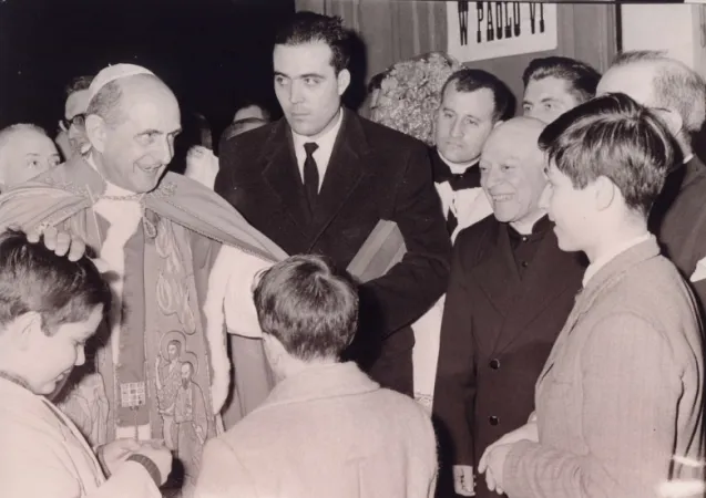 Paolo VI - Parrocchia di Ognissanti | Paolo VI accolto dai fedeli della parrocchia di Ognissanti a Roma. 7 marzo 1965 | donorione.org