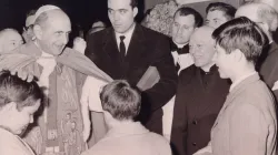 Paolo VI accolto dai fedeli della parrocchia di Ognissanti a Roma. 7 marzo 1965 / donorione.org