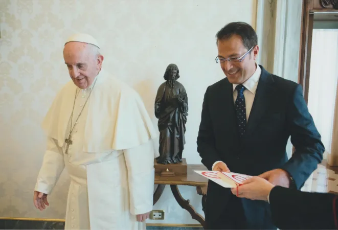 Papa Francesco, Salvo Noè | Papa Francesco durante un incontro con lo psicologo Salvo Noé | Vatican Media 