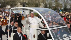 Il Papa tra la folla a Napoli / Daniel Ibáñez/ACISTAMPA
