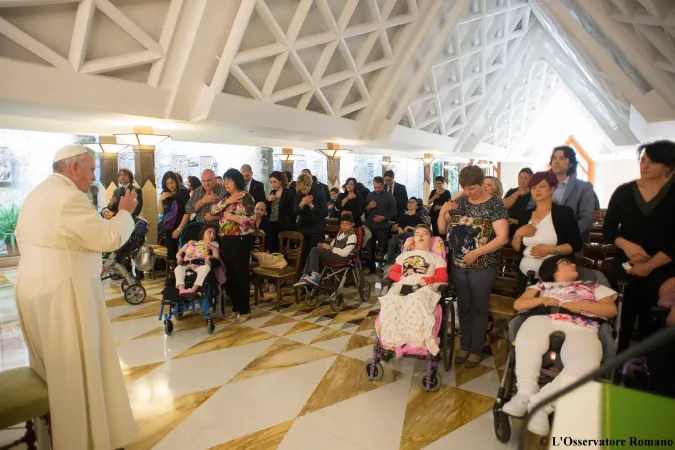 Papa Francesco disabili 2 | Il Papa benedice i bambini disabili e i loro familiari | © L'Osservatore Romano Foto