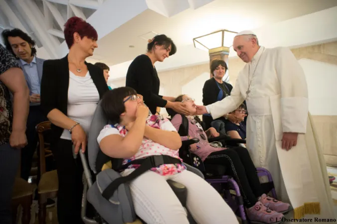 Papa Francesco con alcuni bimbi disabili a Santa Marta, maggio 2015 |  | L'Osservatore Romano foto