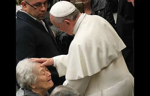 Il Papa benedice un'anziana |  | CNA
