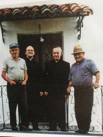 Papa Francesco  - al tempo della foto, Cardinale - con i suoi cugini di fronte la cascina che fu della sua famiglia | Per gentile concessione Quattrocchi