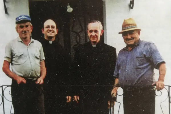 Papa Francesco  - al tempo della foto, Cardinale - con i suoi cugini di fronte la cascina che fu della sua famiglia / Per gentile concessione Quattrocchi