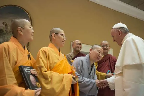 Papa Francesco e i buddisti | Papa Francesco in un passato incontro con una delegazione buddista | Vatican Media / ACI Group