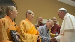 Papa Francesco in un passato incontro con una delegazione buddista / Vatican Media / ACI Group