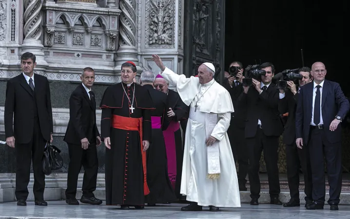 Il Papa esce dal duomo di Firenze |  | CEI