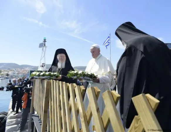 Papa Francesco a Lesbos | Papa Francesco con il Patriarca Bartolomeo e il Patriarca Girolamo a Lesbos, marzo 2016 | L'Osservatore Romano / ACI Group
