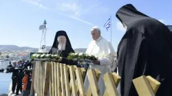 Papa Francesco con il Patriarca Bartolomeo e il Patriarca Girolamo a Lesbos, marzo 2016 / L'Osservatore Romano / ACI Group