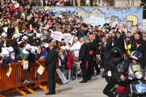 Papa Francesco incontra le persone di Scampia | Napoli, 21 marzo - Papa Francesco arriva a Scampia e saluta alcune delle persone che lo attendono  | Daniel Ibañez / ACIStampa