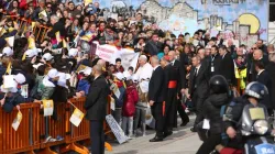 Napoli, 21 marzo - Papa Francesco arriva a Scampia e saluta alcune delle persone che lo attendono  / Daniel Ibañez / ACIStampa