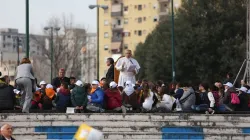 Scampia, Napoli, 21 marzo 2015 - Papa Francesco è arrivato in piazza San Giovanni Paolo II, e parla contornato dai bambini del quartiere / Daniel Ibañez / ACI Stampa