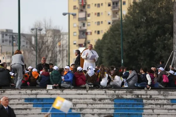 Scampia, Napoli, 21 marzo 2015 - Papa Francesco è arrivato in piazza San Giovanni Paolo II, e parla contornato dai bambini del quartiere / Daniel Ibañez / ACI Stampa