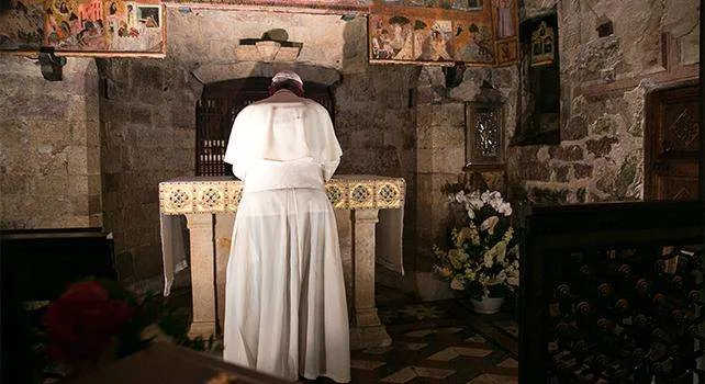 Papa Francesco, Assisi | Papa Francesco in preghiera alla Porziuncola | sanfrancescopatronoditalia.it