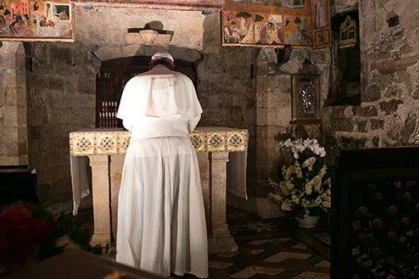 Papa Francesco in preghiera alla Porziuncola / sanfrancescopatronoditalia.it