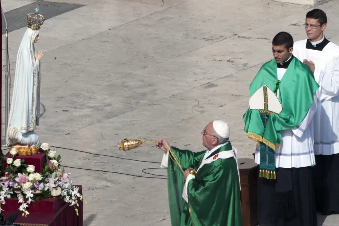 Papa Fatima | Papa Francesco incensa la statua della Vergine di Fatima in Piazza San Pietro | ©ALESSIA GIULIANI/CPP