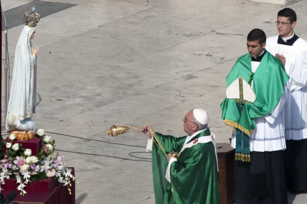 Papa Francesco incensa la statua della Vergine di Fatima in Piazza San Pietro / ©ALESSIA GIULIANI/CPP