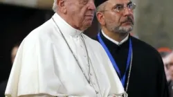 Il diacono Ivan Ivanov con Papa Francesco durante il viaggio in Bulgaria, 5 maggio 2019 / Vatican Media