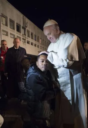 Papa Francesco e un migrante al CARA, Giovedi Santo 2016 |  | © L’Osservatore Romano