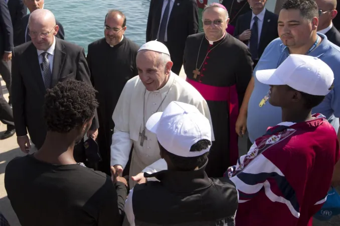 Papa Francesco e alcuni migranti a Lampedusa | Papa Francesco e alcuni migranti a Lampedusa | www.korazym.org