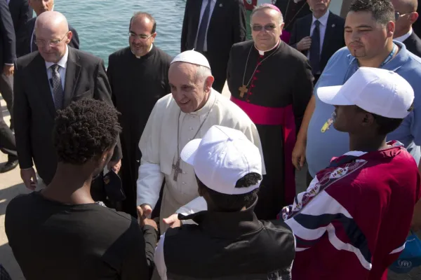 Papa Francesco e alcuni migranti a Lampedusa / www.korazym.org