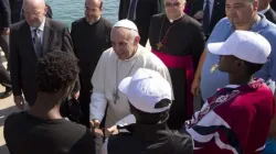 Papa Francesco incontra un gruppo di migranti / Vatican Media 
