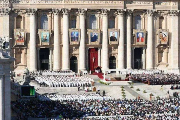 Una immagine di repertorio di alcune canonizzazioni celebrate a San Pietro.  Le beatificazioni, invece, vengono sempre celebrate nella Chiesa locale / PD