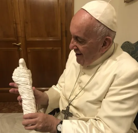 Papa Francesco riceve il dono della Diocesi di Termoli-Larino |  | Diocesi di Termoli-Larino