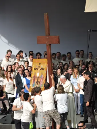 Il Papa abbraccia la croce della GMG |  | Marco Mancini - Aci Stampa