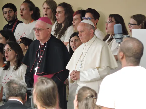 Il Papa sul palco con Mons. Nosiglia |  | Marco Mancini - Aci Stampa
